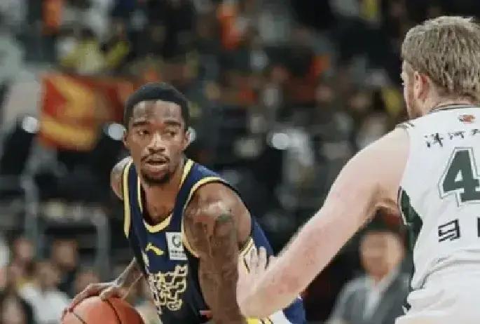 三分9中1的“奶茶哥”，最后救了广东队的命。加时赛那记给张文逸的助攻，价值连