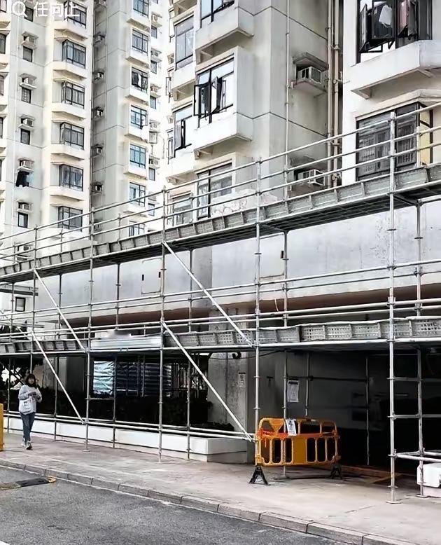 一夜之间香港街头那些密密麻麻的竹架子，全换成了铁的。就一夜，这说明什么吗?说