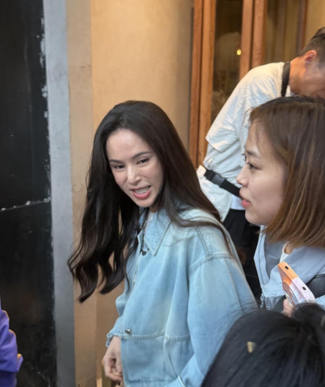 60岁李若彤在上海一家面包奶茶店被偶遇，她现实中真人看起来很年轻，穿衣打扮时尚，