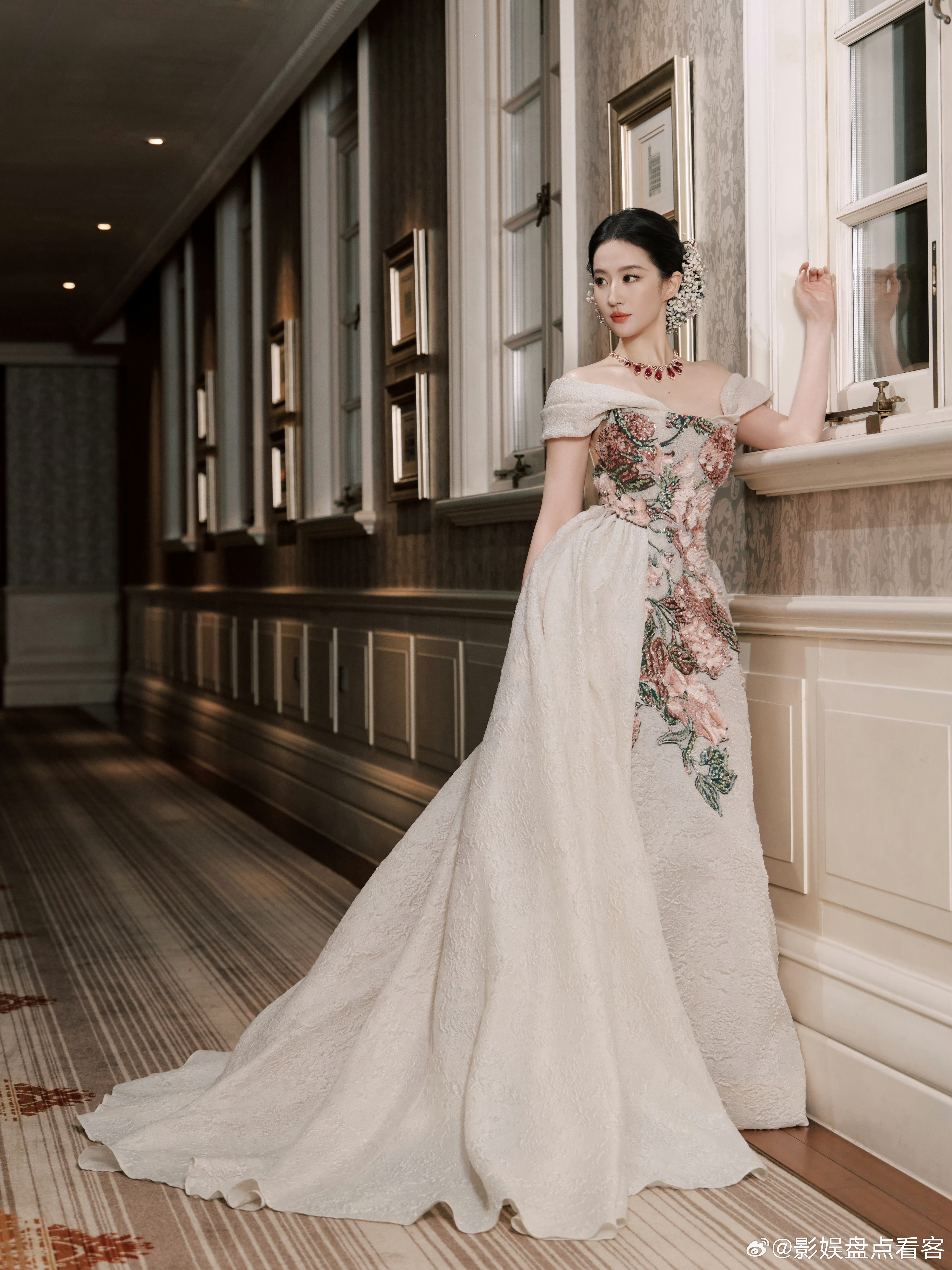 还得是刘亦菲VOGUE盛典刘亦菲压轴的理由都具象化了以ElieSaab202