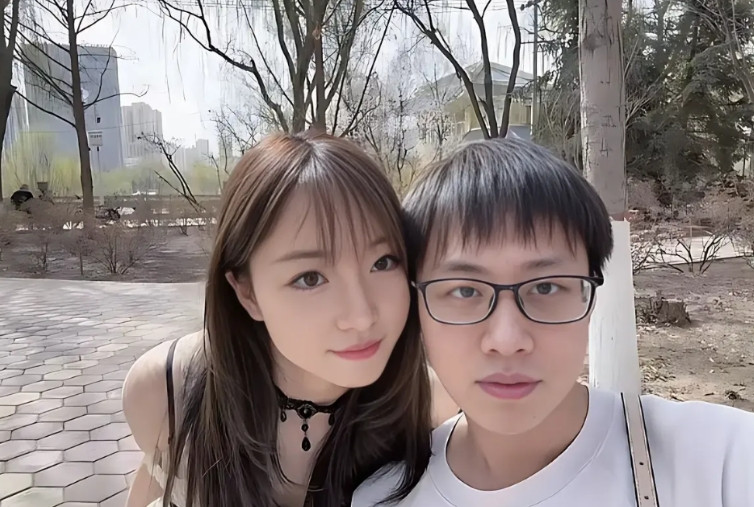 白盼雪和男朋友张某的聊记录里，张某发了一句话:你爸害怕的晚了，最开始ICU那两晚