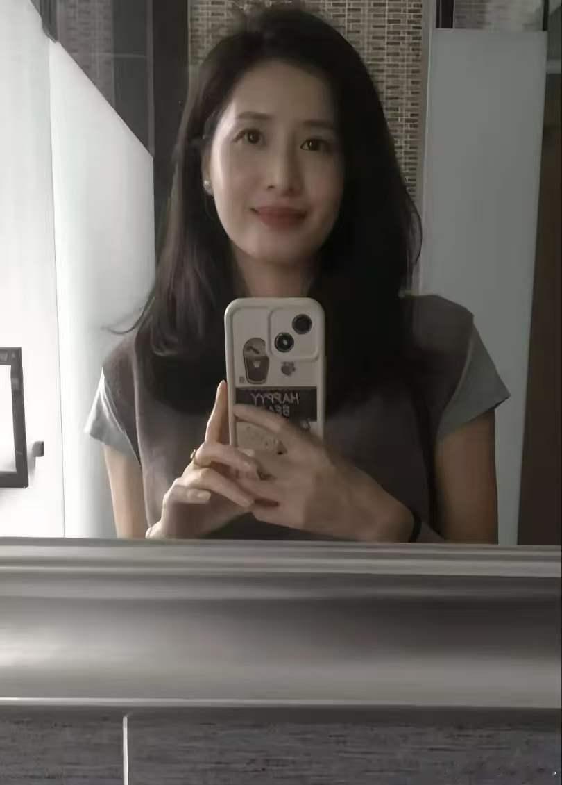 说实话，45岁，这个样子，老不老？丑不丑？