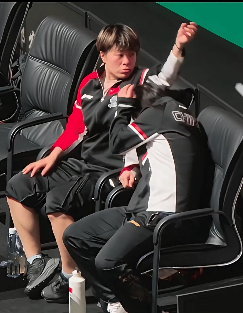 赛场不确定情况频出，王艺迪第一反应护着孙颖莎行为，给人带来安全感！王艺迪人品