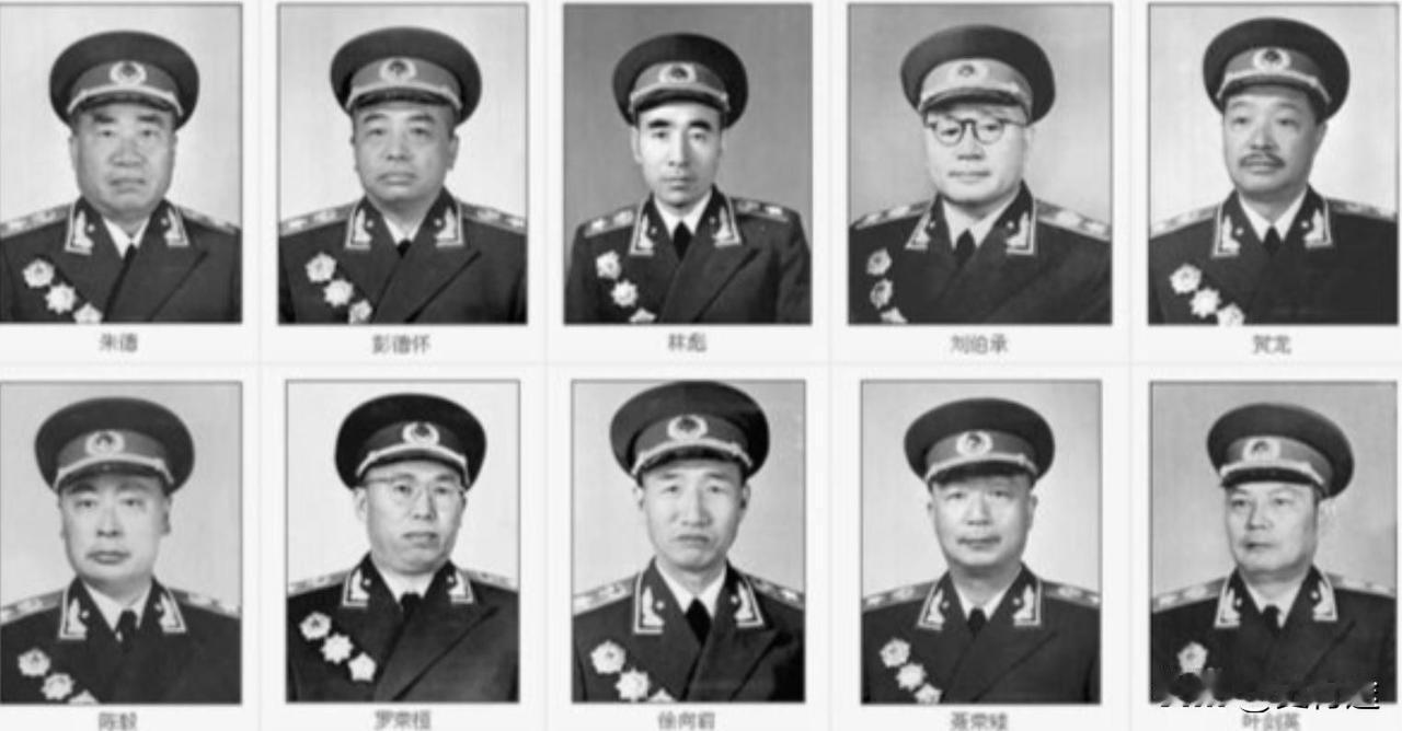 蒋介石如何评价十大元帅们的？一九五五年九月二十七日，北京天安门城楼下，十个