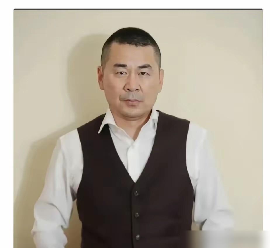最近的综艺，有点意思。陈建斌开玩笑，说王新军长得不好看。话音刚落，秦海璐直