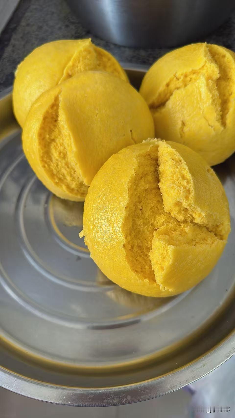 住在我楼上6楼的一个老邻居，不工作也不上班，天天在家里躺着。偶尔会出来倒个垃