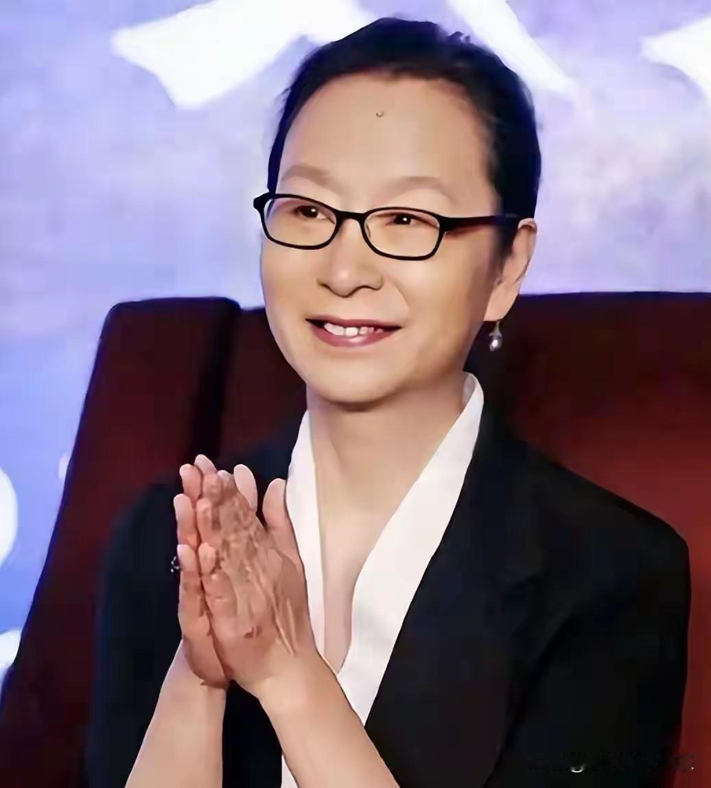 老公说奚美娟的面相不好，眉毛浅重利益，眼神犀利是个狠人，有点鹰钩鼻更是利字当头。