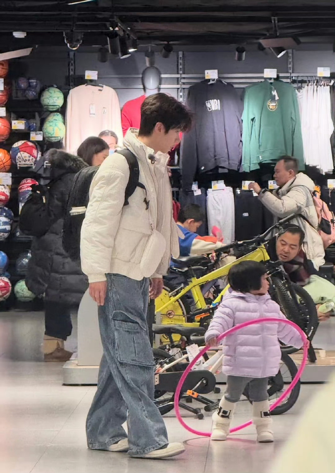 偶遇余承恩带娃好可爱的两个宝宝这样的舅舅我也要