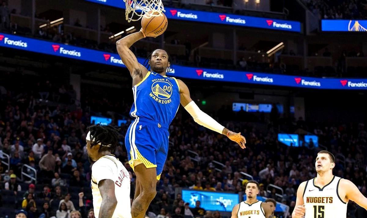 库明加不声不响，把勇士的节奏给带活了。以前靠身体硬怼，现在敢持球、敢投三分，关