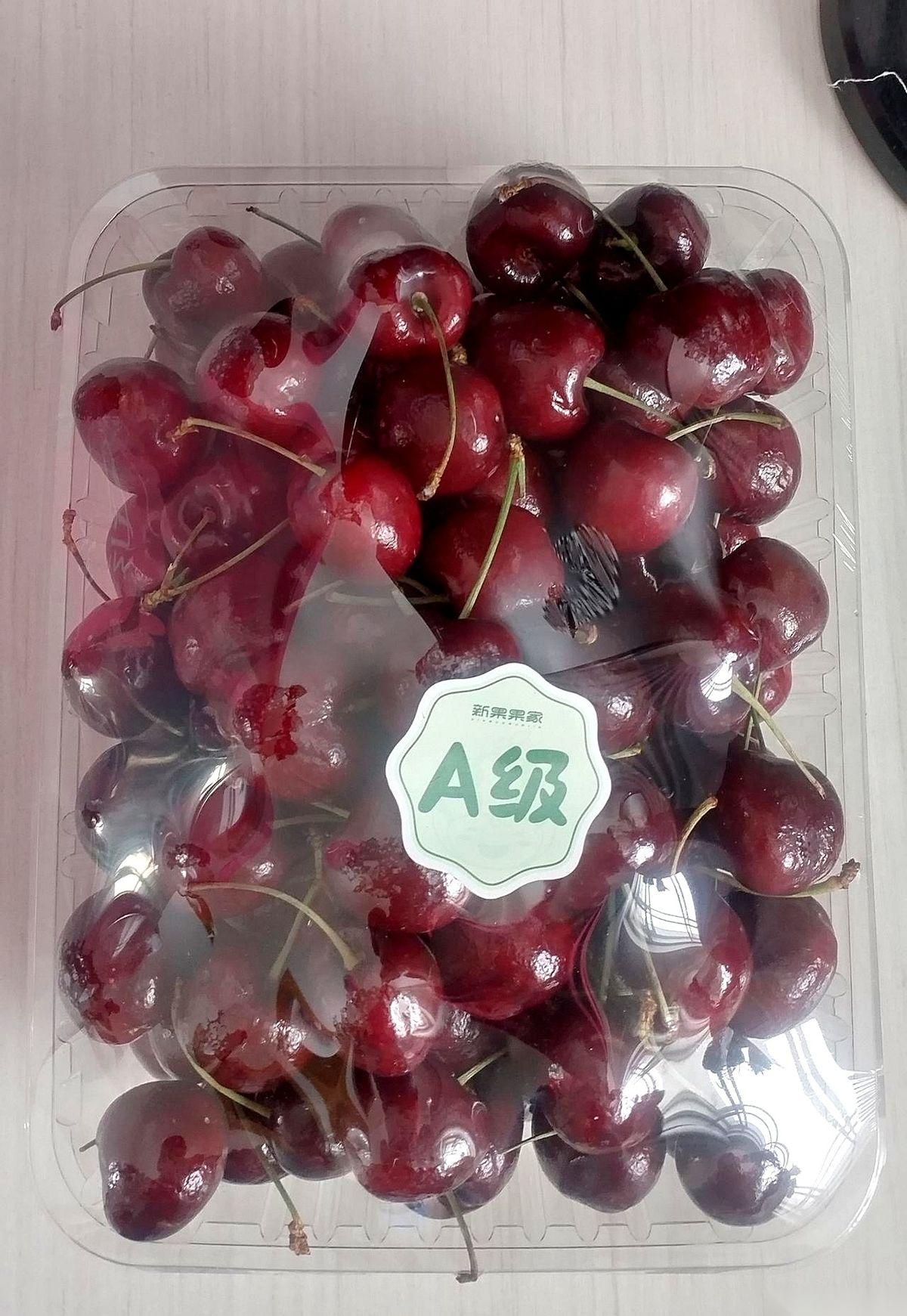 女儿男朋友第一次上门，手上就两样东西：一盒车厘子，一箱经典特仑苏。我脑子里嗡的