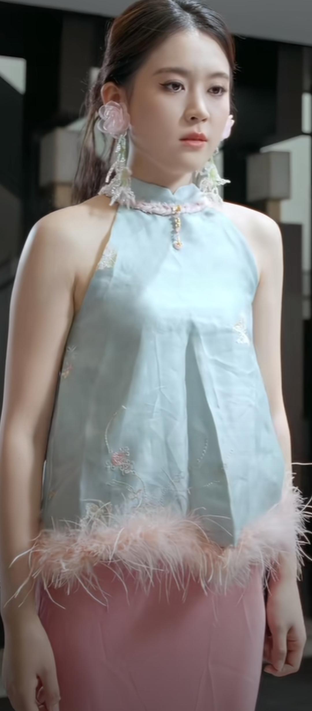 温柔优雅的旗袍秀，粉色羽毛裙摆，尽显东方古典美！