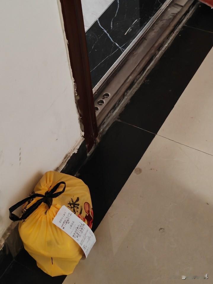 昨天中午回家，门口放个不明包裹。奇怪了，哪来的？我打电话问儿子和儿媳妇，他们都