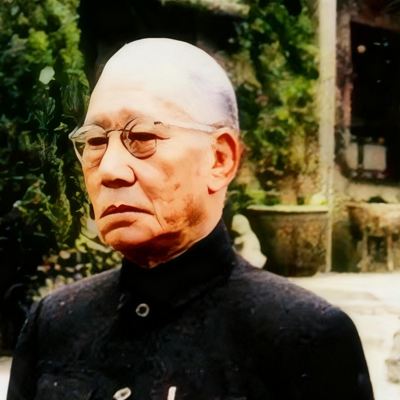 1960年，龙云晚年在家门口，留下一张罕见留影，他身着中山装、架着眼镜，虽已年过