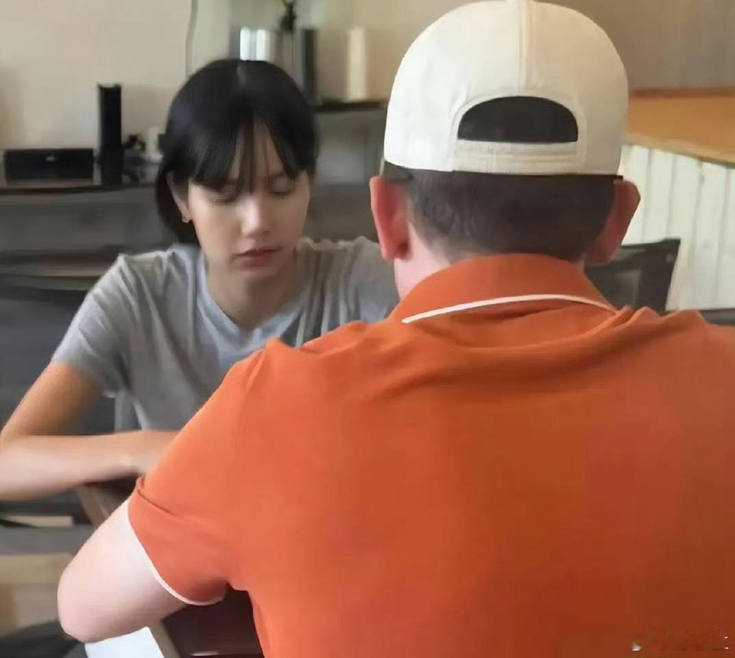 Lisa靠在三公子肩膀上撒娇还是喜欢Lisa在男朋友身边的样子