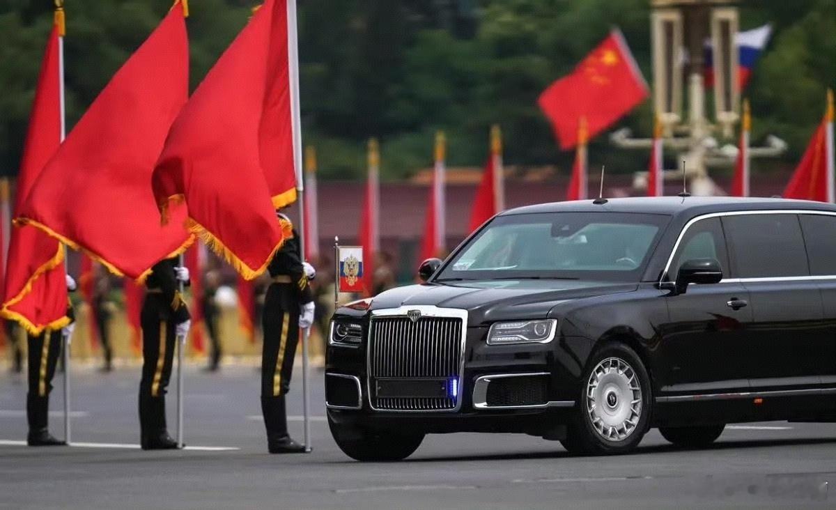 莫迪搭普京专车这是普京的专车，也是俄罗斯的红旗车，俄罗斯奥鲁斯防弹轿车，拥有BR
