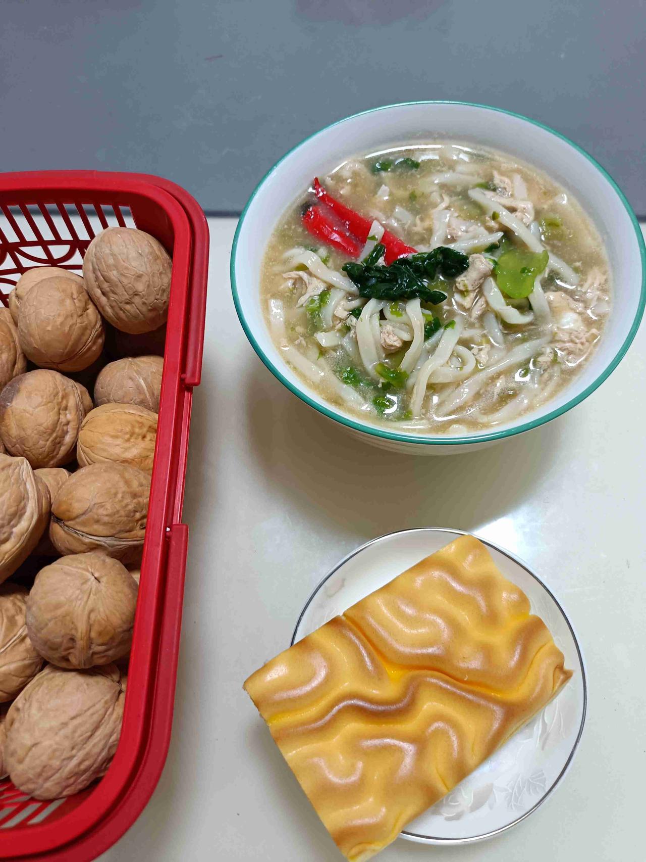今日午餐：一碗青菜鸡蛋面，再配一片松软的虎皮蛋糕，搭配起来吃，还可以。带定位晒