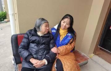 台州网格员脚步不停织就空巢老人幸福网穿梭在街巷社区，台州网格员时刻牵挂空巢老人，