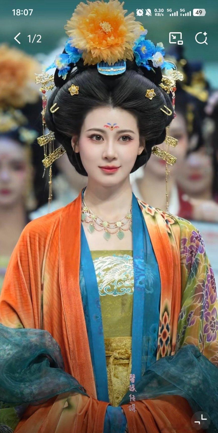 我去、怎么有tvb那味儿了！难怪叫昭仪，真的像宫里的娘.娘感觉太合适了，眉眼之间