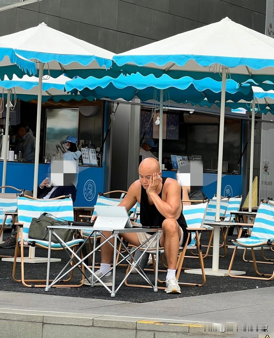 曾经的著名主持人光头乐嘉在深圳海边休闲度假，粉丝拍照分享！如今的乐嘉褪去明星光环