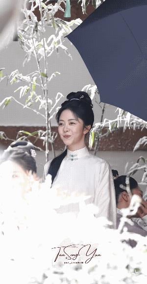 哇，兰香又换了一套新衣服，让人有点眼花缭乱啦！这套更绝，纯白的裙装，素色更美，