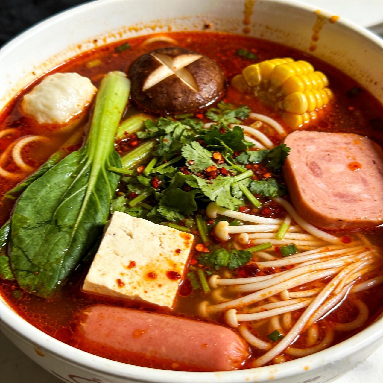 说说第一次吃麻辣烫的感受！我从来没吃过麻辣烫，可是昨天中午女儿说让吃烤肉，于