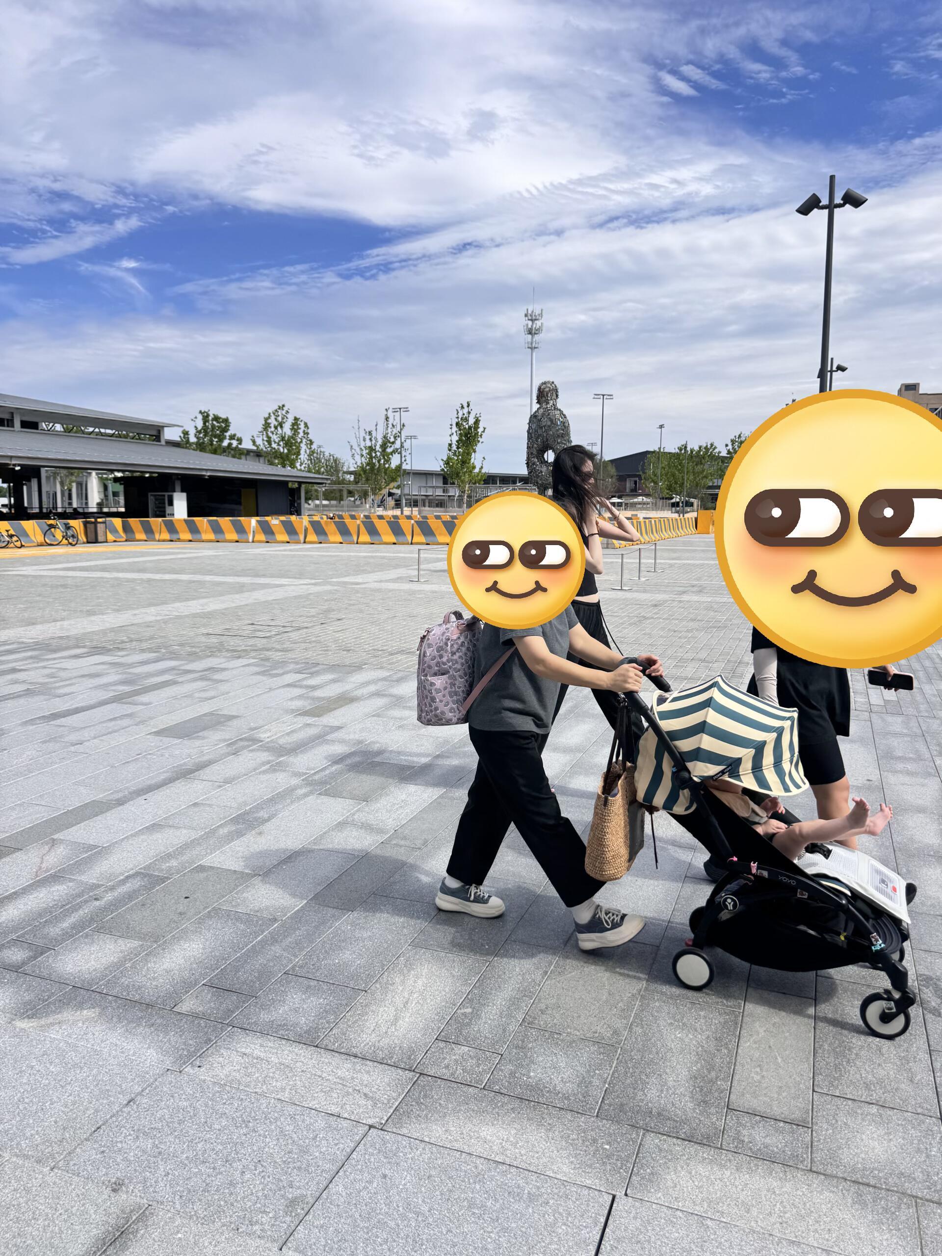 有网友在阿那亚偶遇何穗带娃！小孩腿好长阿那亚偶遇何穗带娃