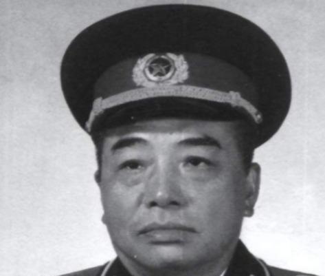 1974年11月29日，彭德怀走了。那一天，周恩来自己也在医院里。膀胱癌
