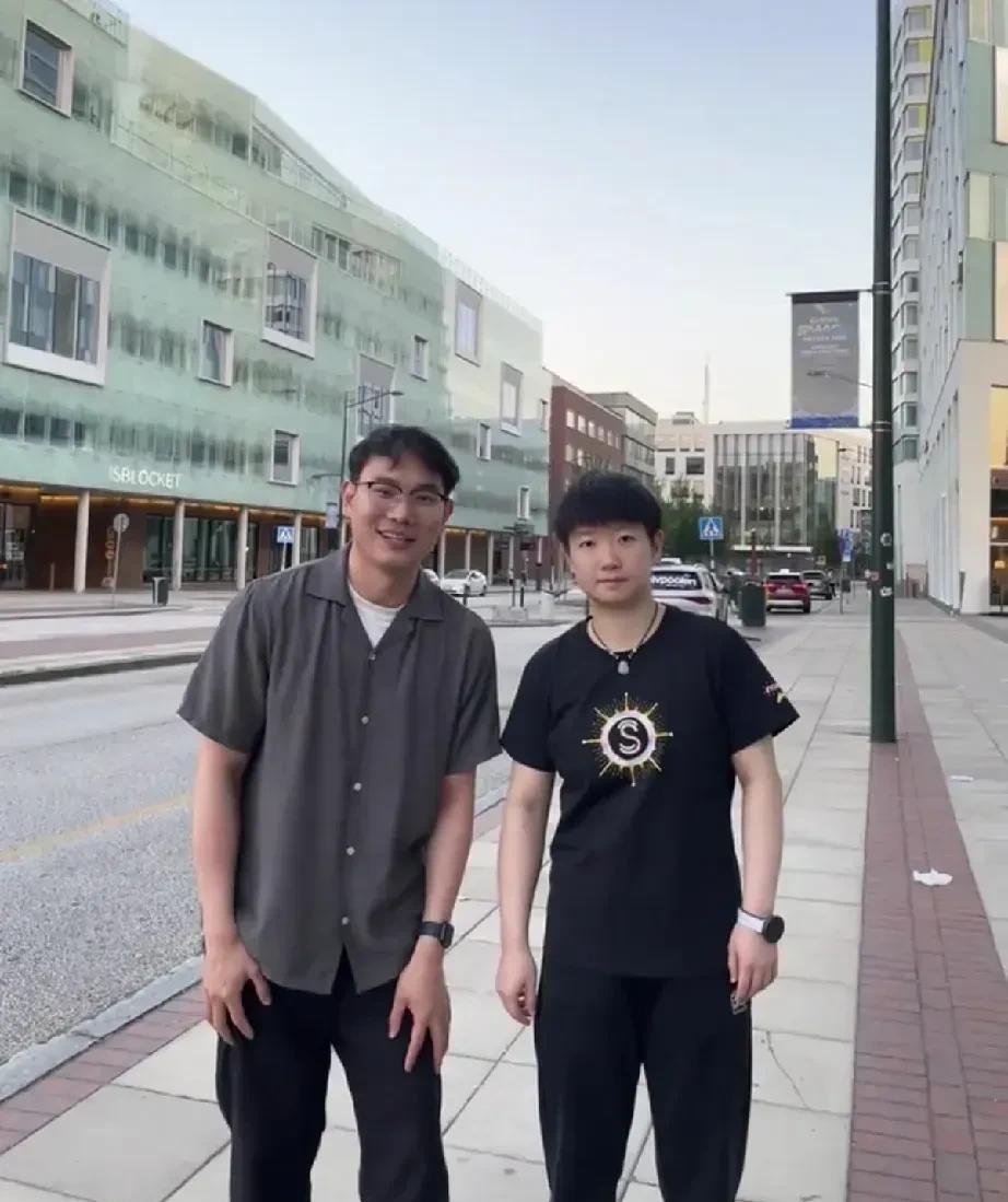 这是莎莎在瑞典和我们华人粉丝的一张合影。莎莎落落大方，一脸严肃，可能是路人的原
