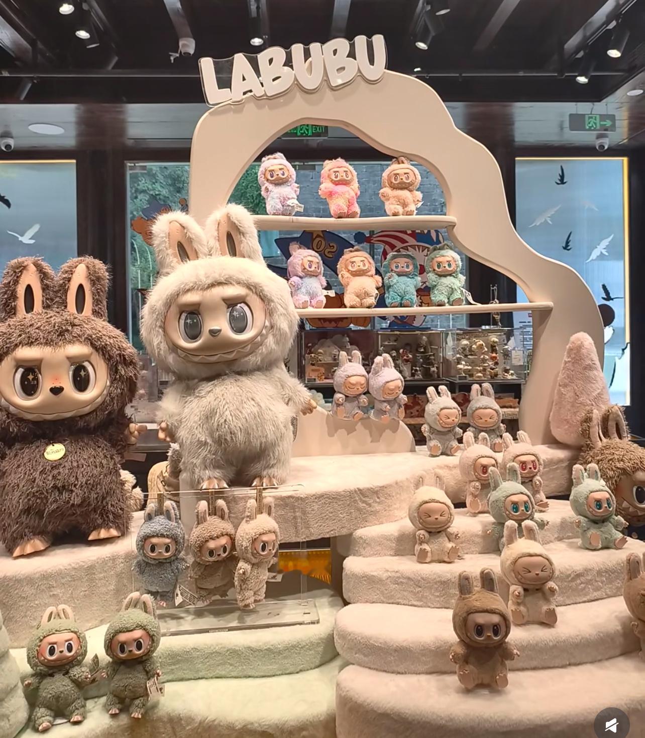 LV老板也被Labubu拿下了感觉这个娃娃在国外比国内火多了！哈哈哈好多名人都特