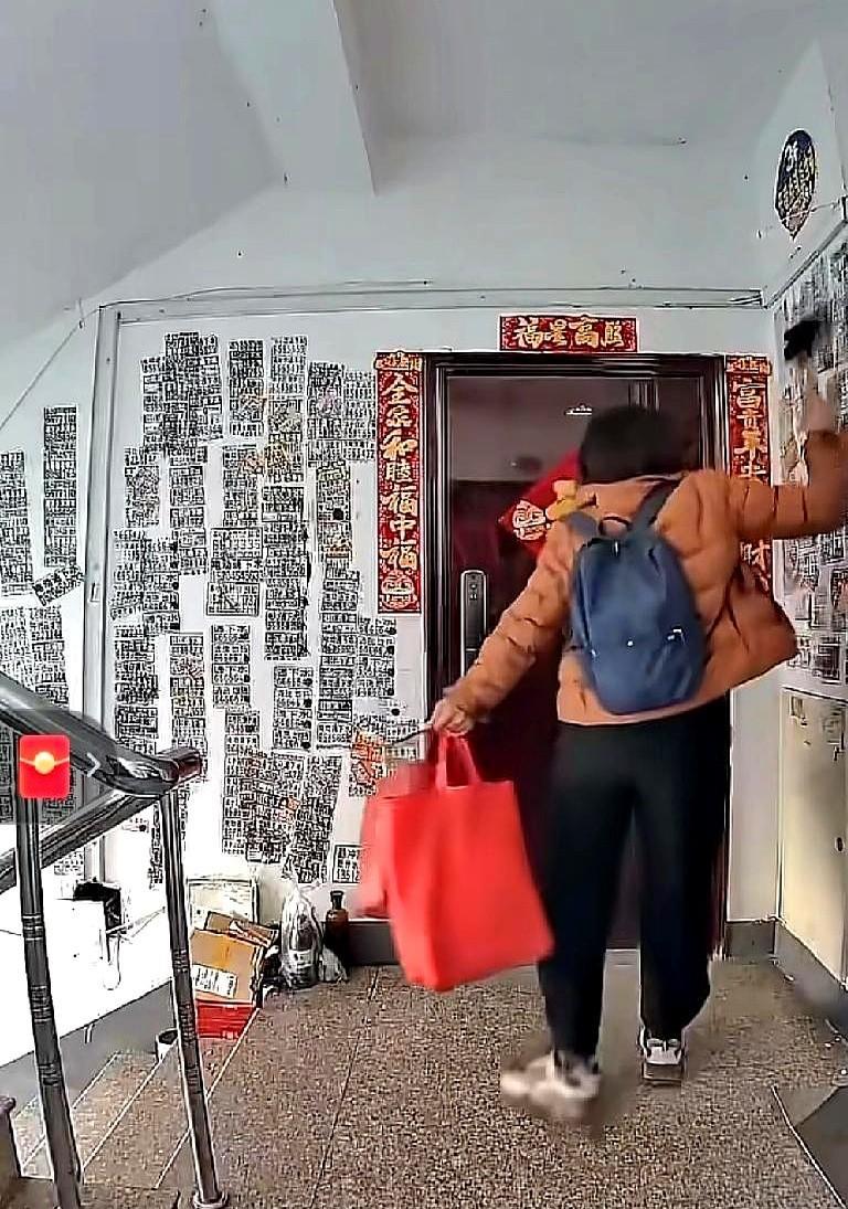 佳木斯的奶油白墙只坚持了两天。监控里，中年女子拎着5L涂料桶，一路小跑一路刷，像