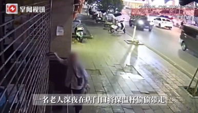 “必须严惩！”6月5日，重庆，一位老人在路过街边商户时，顺手偷走了一个保温杯，第