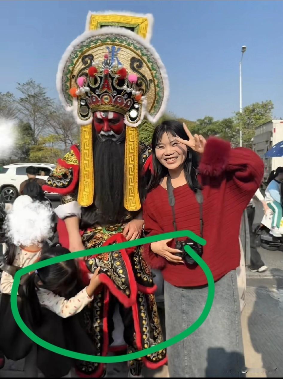 正合着影呢，尴尬就在一瞬间，女孩跑过去掀开裙子，小女孩：“这牌有问题~”亮个相