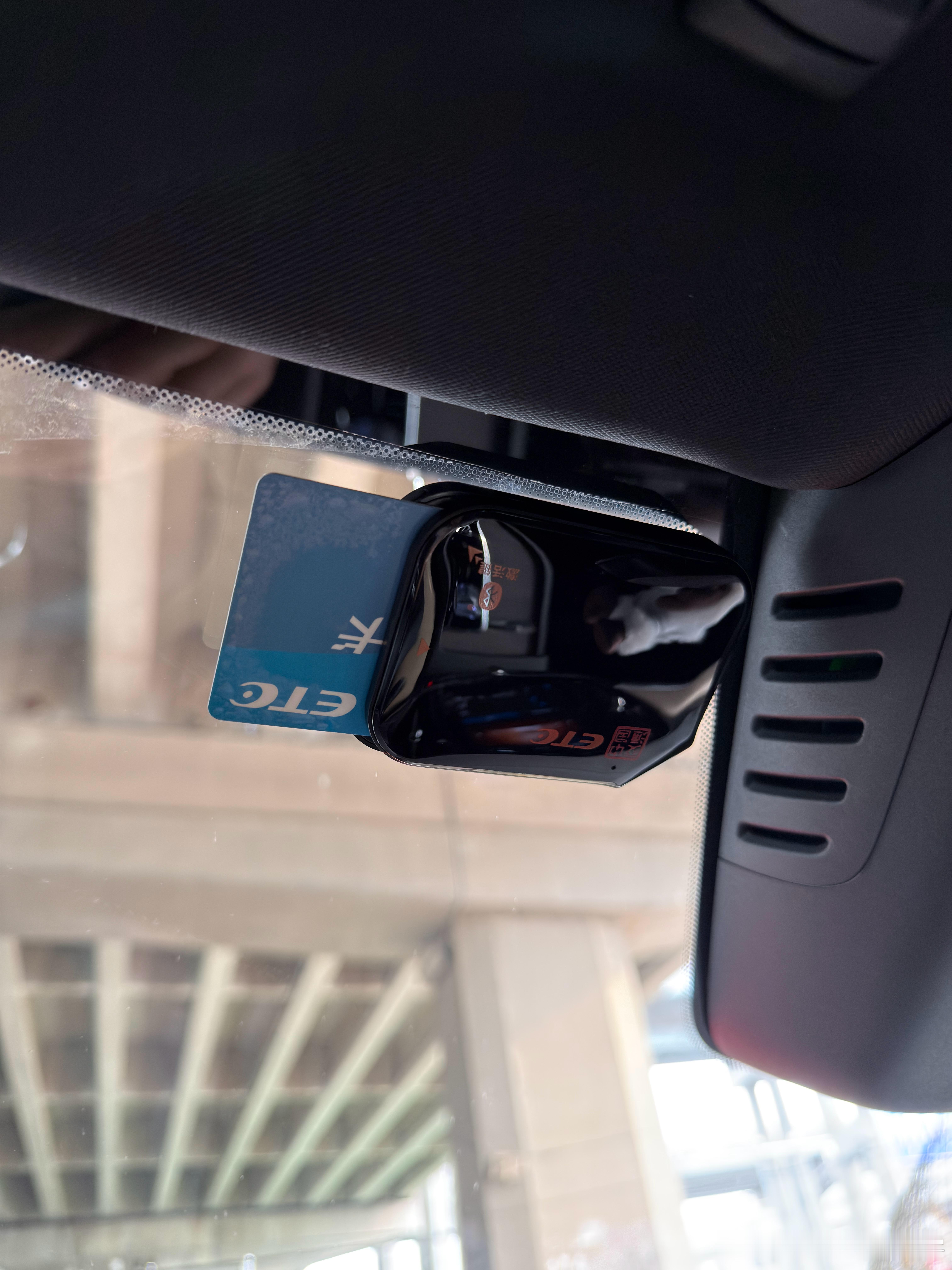 ETC，刚知道是有寿命的，再换是要花钱的沃尔沃上的ETC这两天坏了，插卡没反应，