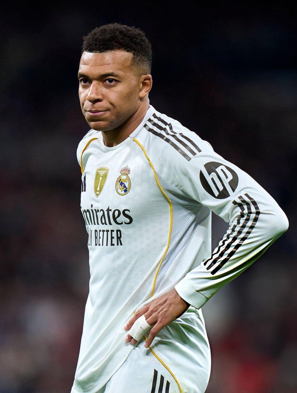 科贝：姆巴佩左手无名指骨折，但他将出战对阵曼城的比赛。卡马温加与赫伊森几乎肯定缺