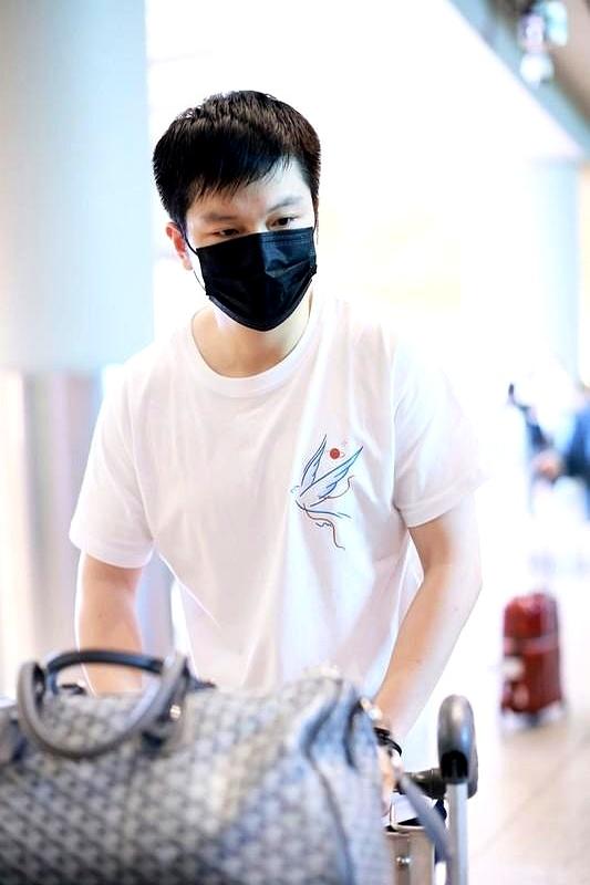 结果一出，评论区立马炸锅了！原来看比赛的粉丝都在聊，谁才是真正的“打不死的小强”