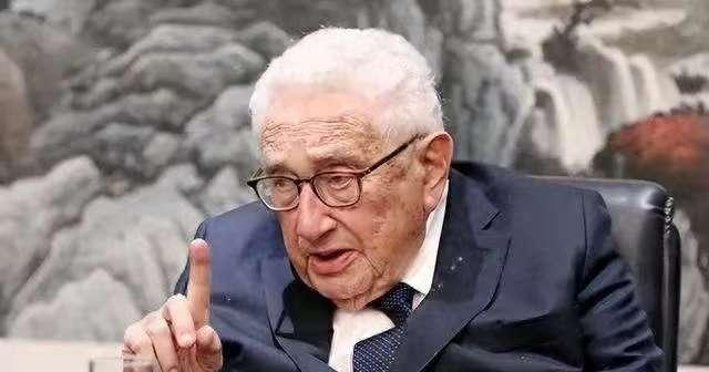 100岁的基辛格曾预测：若爆发三战，敢攻打美国本土的国家只有3个。中国人民的老朋