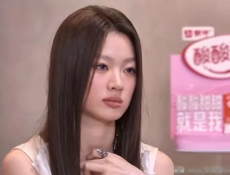 问了大学声乐系的教授，单依纯这期明明唱稳了，怎么票数还垫底。他摘下耳机叹气