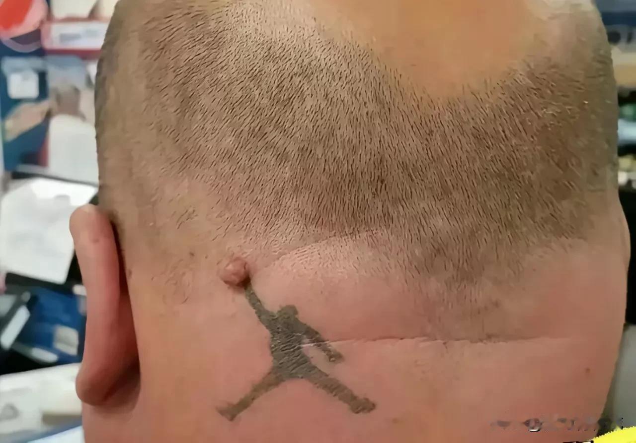大哥绝对是超级篮球迷，就这纹身我给打100分，大哥凭借这个完全可以完成某品牌服饰