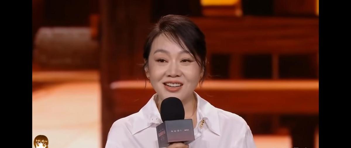 红毯一站，二十年像没走。闫妮给姚晨扯裙角，佟湘玉还是那个管着郭芙蓉的姐。范明