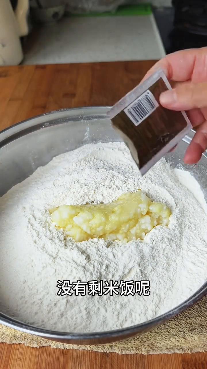 小白菜馅发面大包子，就这个做法简单好吃。·面粉里放上一点剩米饭，没有剩米饭就直
