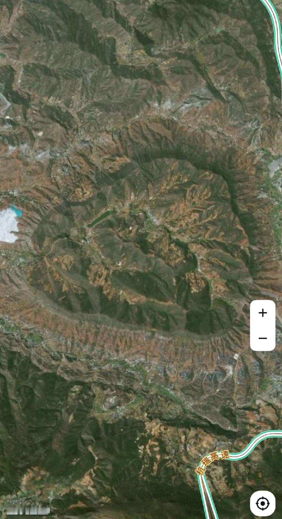 据说这个陨石坑是恐龙谷[呲牙笑]据说当地出土的恐龙化石头都是看向一个方向的[