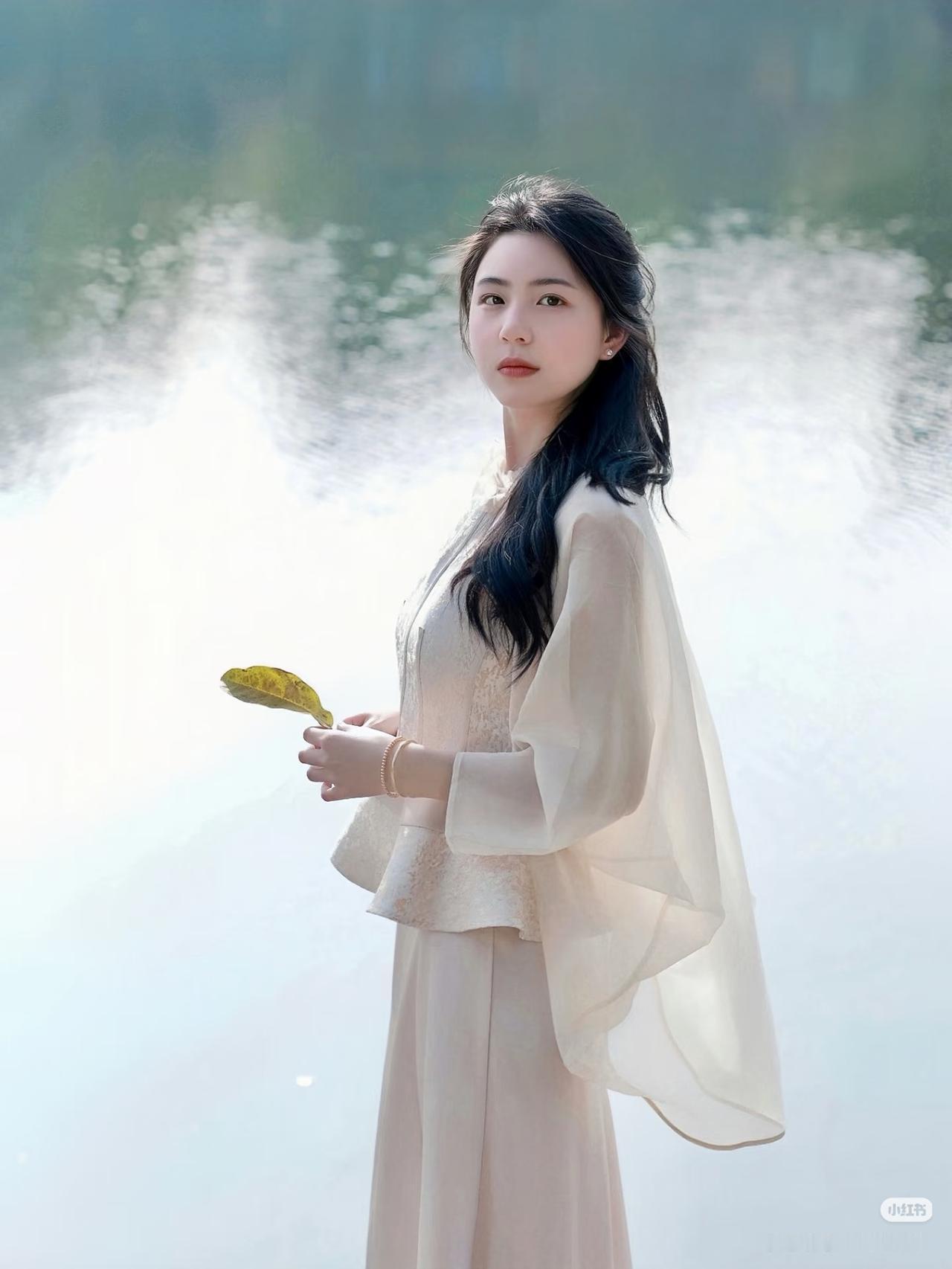 一位识人专家说：“高手看女人，从来不看前凸后翘，不看腰臀比，而是看脸、看气质