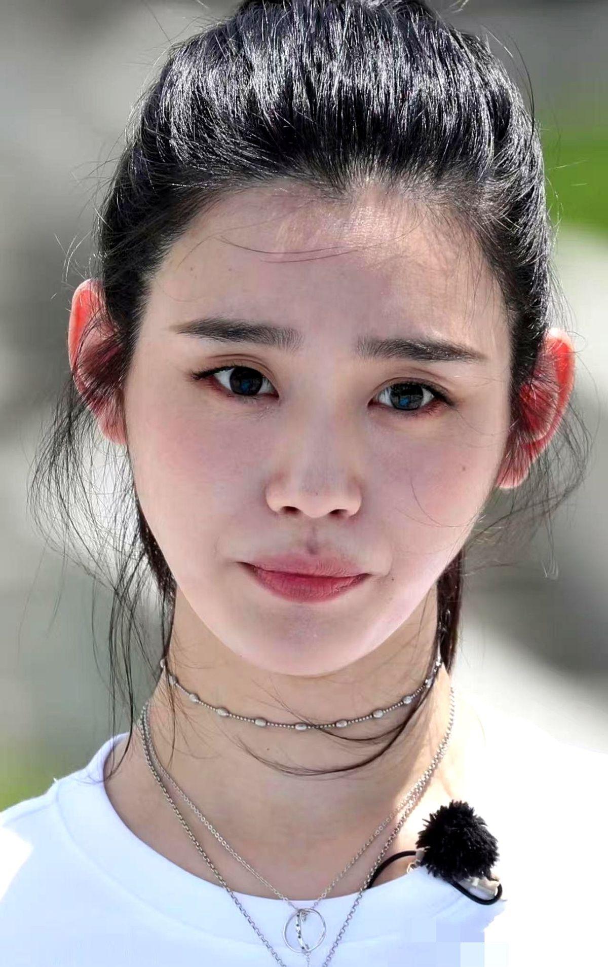 我妈那眼光，真不是盖的。几年前，电视上奚梦瑶一晃而过，我妈正嗑着瓜子，突然拿遥