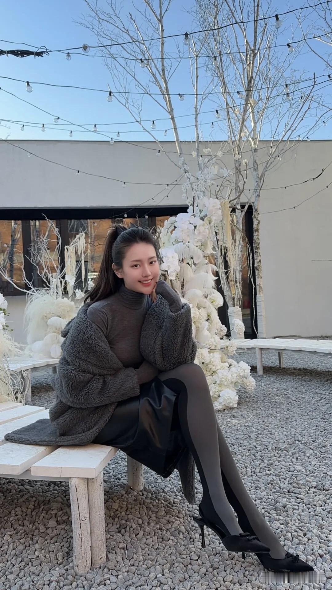 穿衣服这么多年，终于悟了：真正耐看的高级感，往往就藏在最简单的配色里。今天试