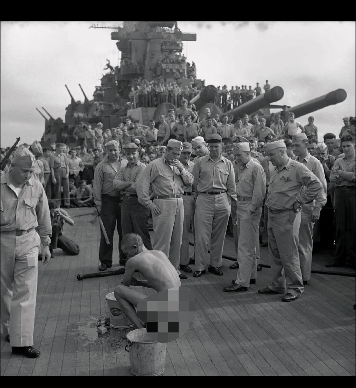 这是二战期间，美国新泽西号战列舰上的一幕。当时美国人抓住了日本俘虏后，第一件