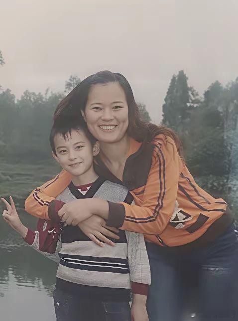 王鹤棣，25平米油炸店里长大的明星。他爸王勤，以前是制药厂工人。为了生计，下班后