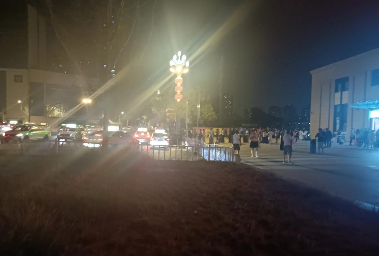 出租车这么干能赚钱吗？今天晚上来高铁站散步，看见高铁站出站口排了好多的出租车，