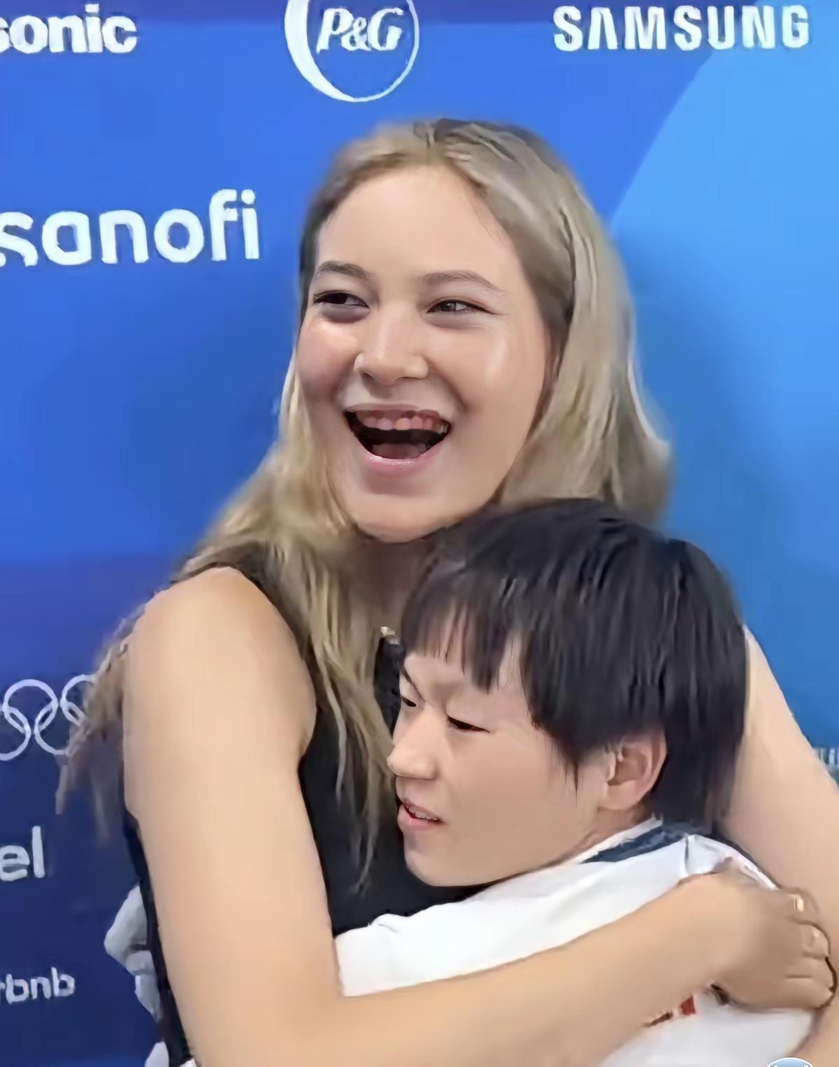 全红婵紧紧的抱住谷爱凌说:你好漂亮呀！谷爱凌大笑:谢谢你的赞美！好姐妹情谊深！