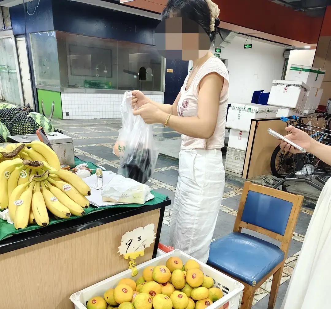 一个儿子都在外地读大学的中年妇女，体重常年死死钉在94斤，这到底是个什么级别的狠