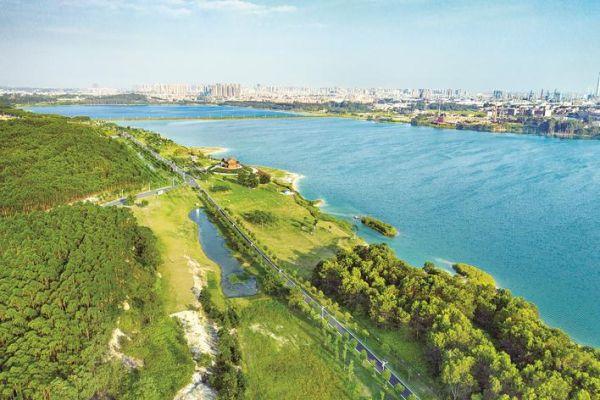 悉日开采污染矿坑，现在成了市民的旅游景点网红打卡境点，还成为世界马拉松竞技赛道！